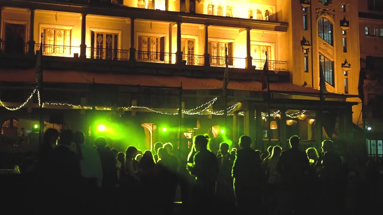 Centro de eventos iluminado